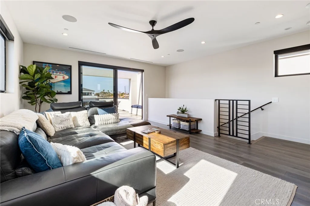 1002 Huntington Street · Upper-level living room