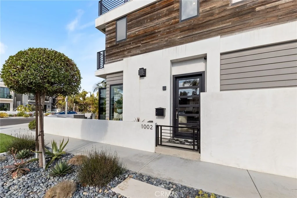 1002 Huntington Street · Exterior architectural detail