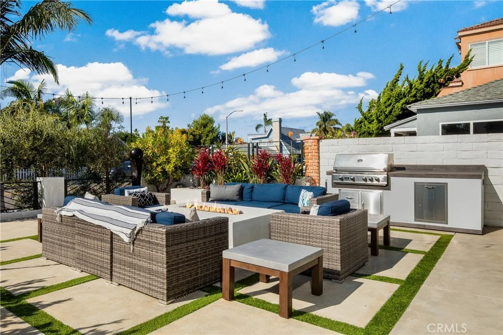 1004 Huntington Street · Front patio