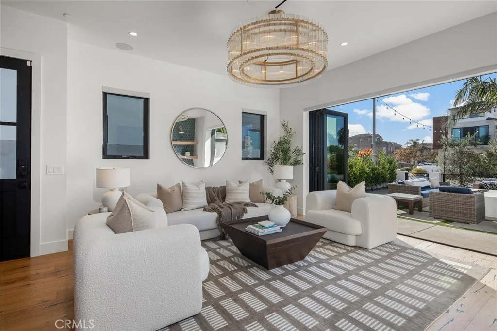1004 Huntington Street · Living room