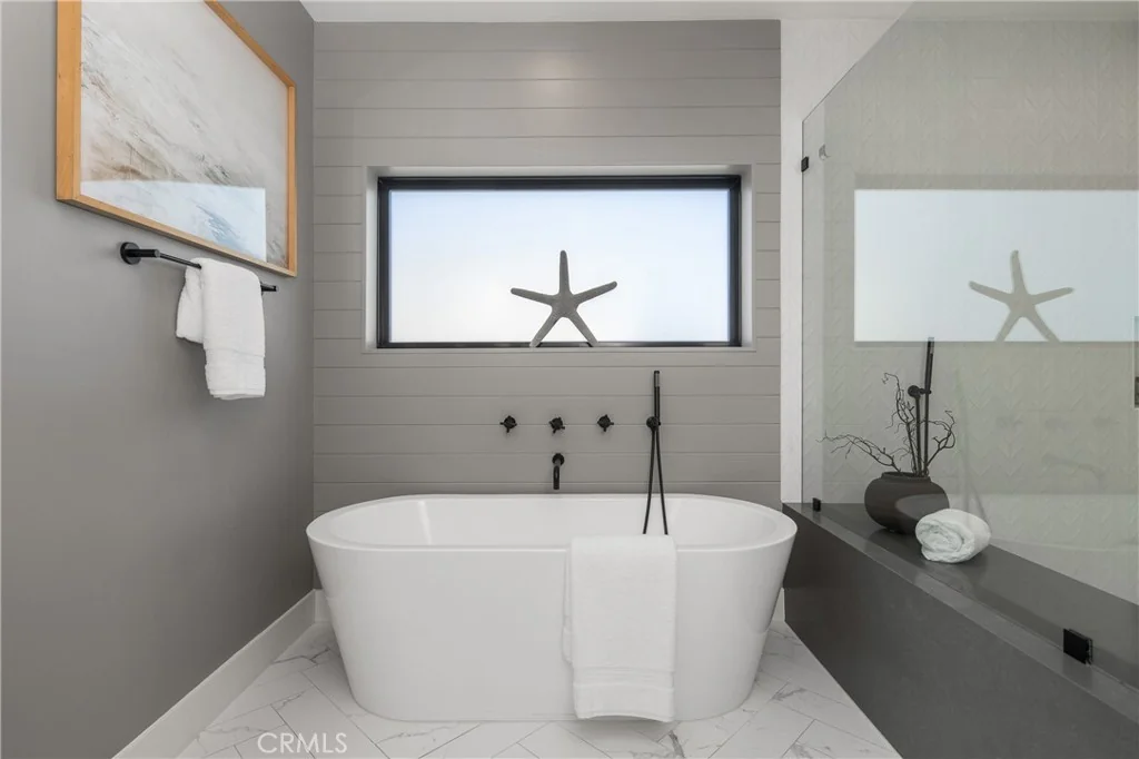 1004 Huntington Street · Soaking tub