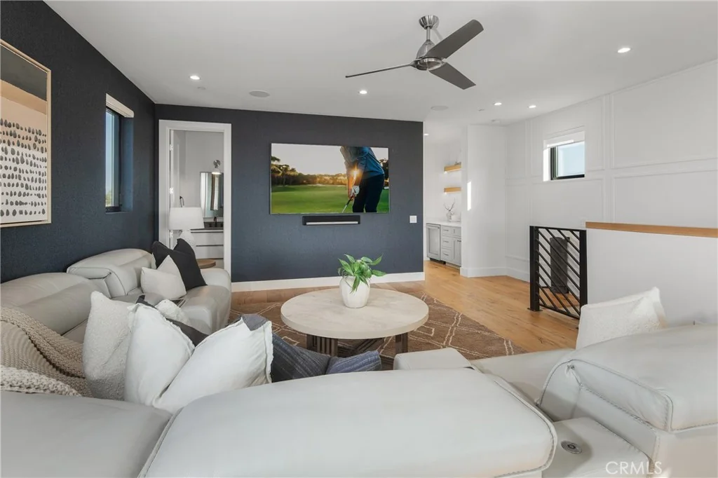 1004 Huntington Street · Upper-level living room