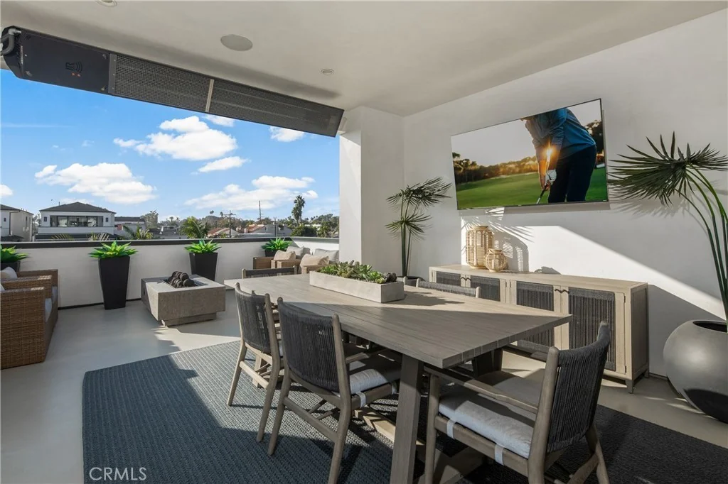 1004 Huntington Street · Covered terrace