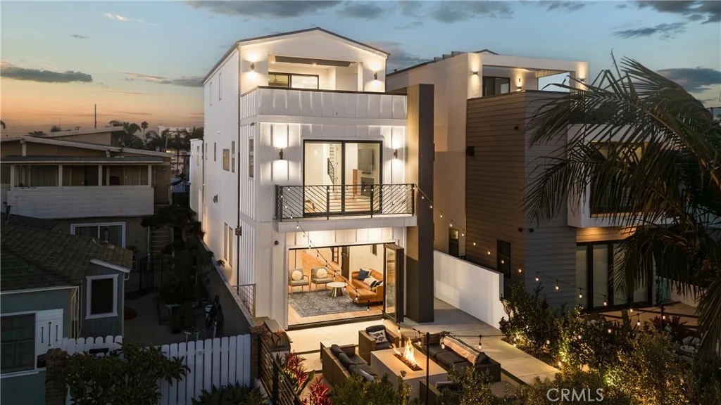 1004 Huntington Street · Twilight exterior